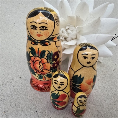 trae-babushkadukker-bemalede-håndmalede-gamle-russiske-dukke-inden-i-hinanden