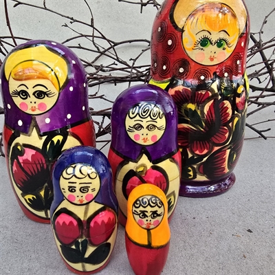 haanddrejet-haandmalet-trae-dukker-russiske-babuskadukker-gamle-samlerdukker