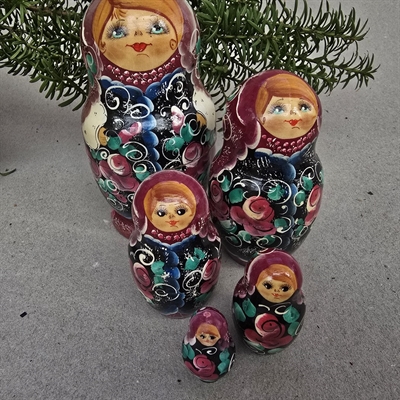 detaljeret-bemaling-af-trae-dukker-russiske-babuska