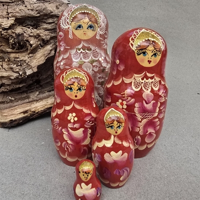 traedukker-indeni-hinanden-roed-pink-bemalede-russiske-babushkadukker