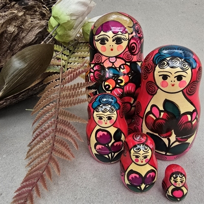 staerke-farver-trae-babushka-dukker-gamle-håddrejede-håndmalede-russiske