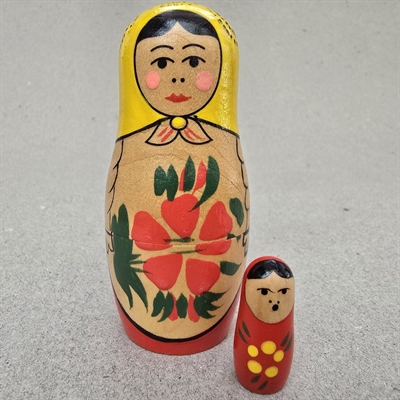 farverige-gamle-babushkadukker-trædukker-indeni-hinanden-fra-Rusland