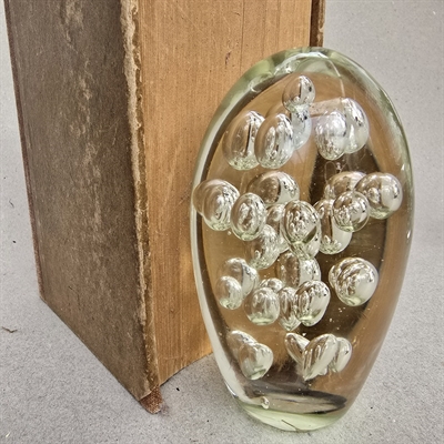 klar-boblefyldt-oval-brevpresse-janne-K-gammel-presse