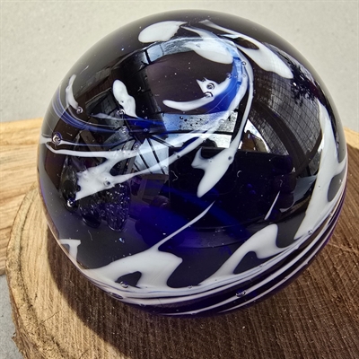 moerkeblaa-glaskugle-hvide-islet-gammel-brevpresse-svensk