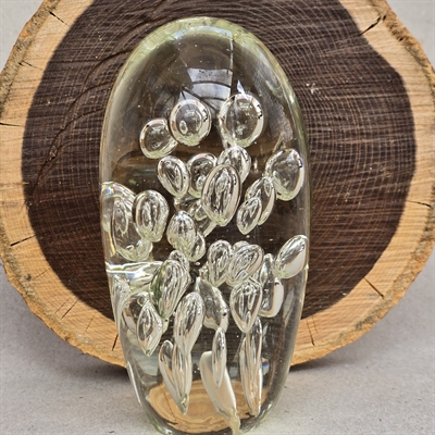 klar-glas-kugle-draabefyldt-oval-kugle-gammel-brevpresse-Janne-K-Sverige