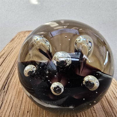 brevpresse-klart-glas-bobler-brun-i-bunden-gammmel-rund-presse