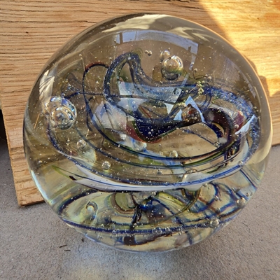 blå-hvide-grønne-striber-klare-bobler-i-gammel-glas-brevpresse-Sverige