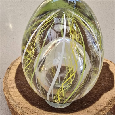 æggeformet-glas-brevpresse-skulptur-gul-grøn-hvid-dekoration-indeni-gammel-glasdekoration