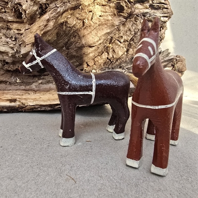 Mørkebrune-håndskårne-træheste-hvidt-seletøj-gammelt-legetøj