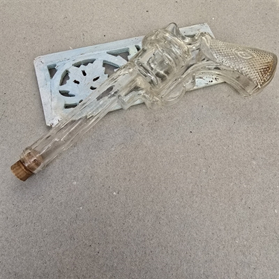 klar-glasflaske-form-pistol-med-prop-gammel-flaske
