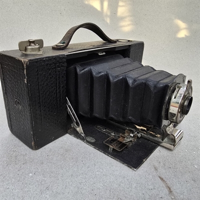 sort-folding-pocket-brownie-camera-foldekamera-gammelt