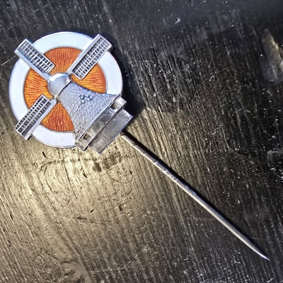 sølv-reversnål-mølle-baggrund-rød-hvid-emalje-gammel-nål