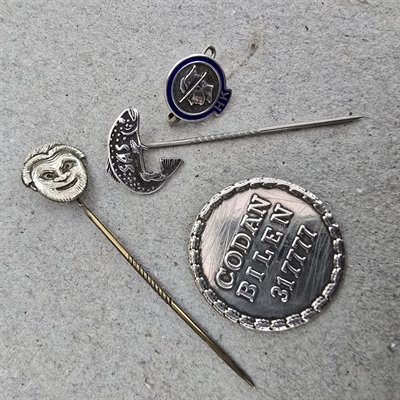 SASnål-HK-Codanbilen-reklameting-diverse-gamle-metalnåle