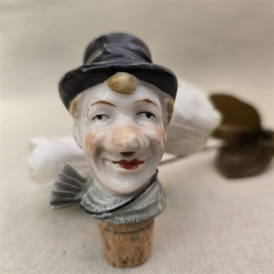 porcelaen-hoved-graat-halstoerklaede-sort-hoej-hat-skaenkeprop-vintage