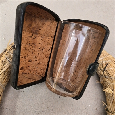 læderfoderal-korkforet-klart-enkelt-drikkeglas-gammelt-glas