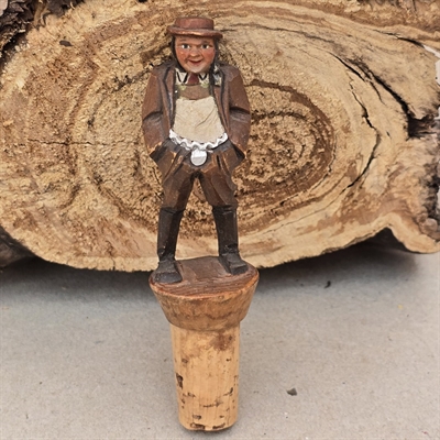 vinprop-træmand-brun-hat-jakkesaet-sorte-stoevler-gammel-prop