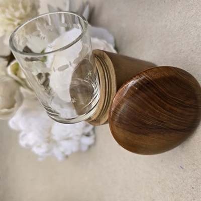 rund-trae-aeske-med-laag-klart-stjernedekoreret-klart-glas-gammelt