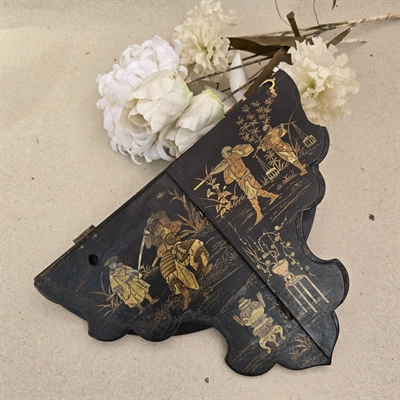 lille-sort-vaeghylde-kinesiske-motiver-gyldne-farver-gammel-lille-halvbue-hylde