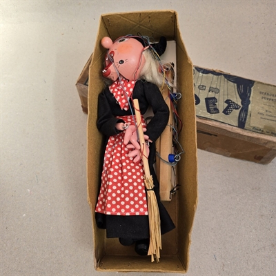 heks-marionetdukke-sort-toej-roedprikket-forklaede-gammel-dukke