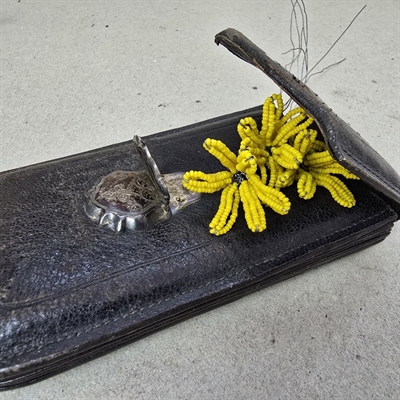 sort-foldepung-beslag-lås-forsølvet-metal-gammel-pengepung