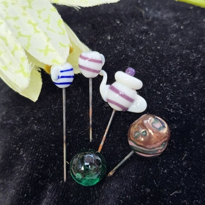 nipsenåle-multifarvede-kugler-tepotte-stribet-glasnipsenåle-gamle