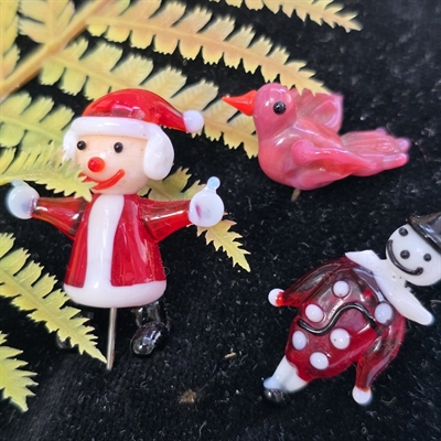 nipsenåle-glas-julemand-rød-fugl-klovn-gamle-nåle