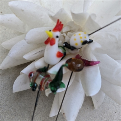 hvid-hane-grønne-finner-slørhalefisk-hvid-sort-skildpadde-brun-figur-gamle-glas-nipsenåle