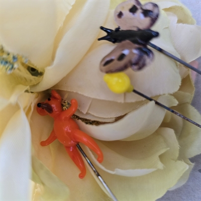 orange-bamse-lilla-sommerfugl-gul-citron-glas-nipsenåle-gamle