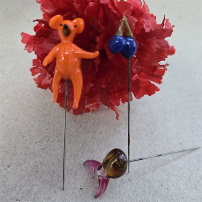 orange-bamse-blå-bær-på-stilke-brun-lilla-fabeldyr-glas-nipsenåle-