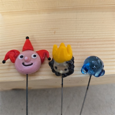 sort-skæg-gul-kongekrone-kongehoved-rød-hat-nar-blåt-gennemsigtigt-hundehoved-gamle-glas-nipsenåle