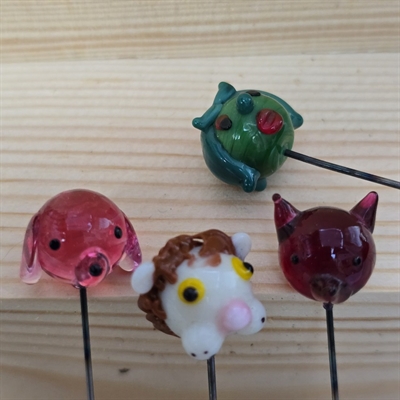 rødt-hundehoved-bordeaux-kattehoved-grønt-pigehoved-med-sløjfe-i-håret-gamle-glas-nipsenåle