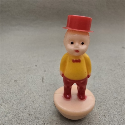 roede-bukser-hat-gul-bluse-vippedreng-plastik-retro-legetoej