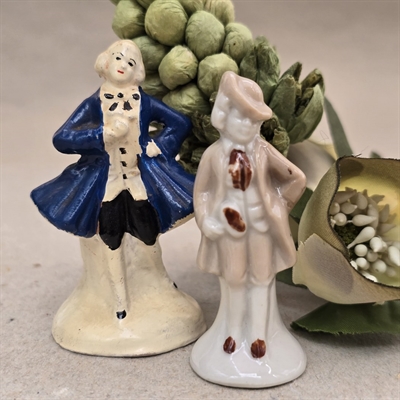 keramik-herre-blaa-jakke-bukser-porcelæns-figur-beige-jakke-hat-gamle-figurer