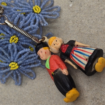 mand-kone-i-hollandske-nationaldragter-gule-traesko-nøglering-retro