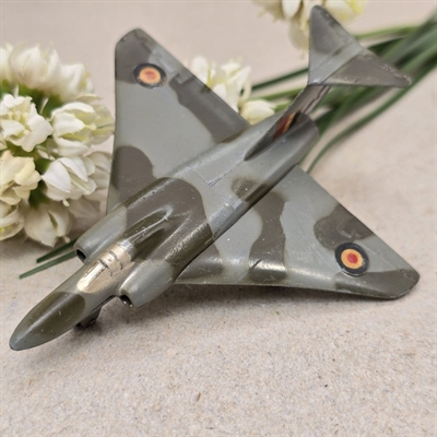 camoflage-fly-metal-dinky-toys-735-gloster-javelin-meccano-gammelt-legetoej
