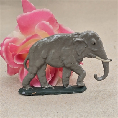 metal-elefant-grå-store-hvide-stødtænder-gammelt-legetøj