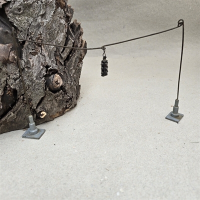 trafiklys-ophængt-mellem-to-metalstolper-gammelt-metallegetøj