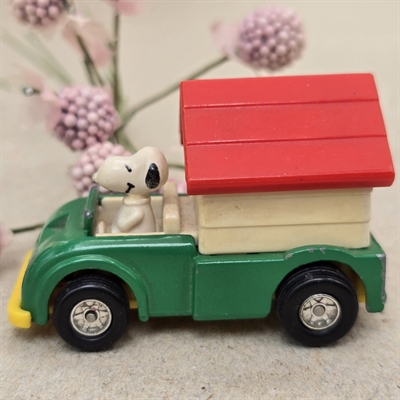 grøn-bil-med hundehus-rødt-tag-Snopy-ved-rattet-Japan-aviva-C24-Doghouse 