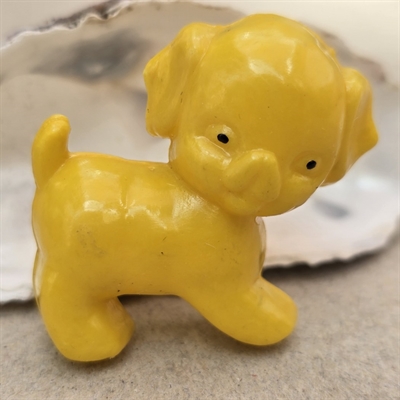 gul-plastik-hund-sorte-øjne-gammelt-legetøj