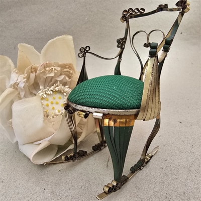 dukke-gyngestol-metal-af-øldåse-romantisk-udformet-grønt-sæde