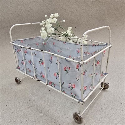 metaltråd-seng-hvid-hjul-blomsteret-stof-kantning-dukkeseng