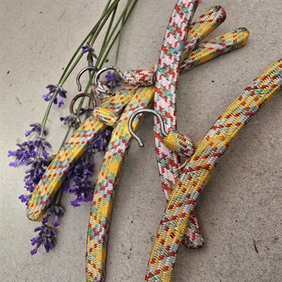 mønsteret-stof-betrukne-dukketøjs-træbøjler-gammelt-legetøj