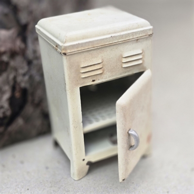 cremefarvet-metal-dukkehus-koeleskab-gammelt-legetøj