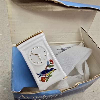 porcelæns-pejsehylde-ur-hvidt-blomsterdekoreret-miniature-dukkehus-indretning-gammelt-legetøj