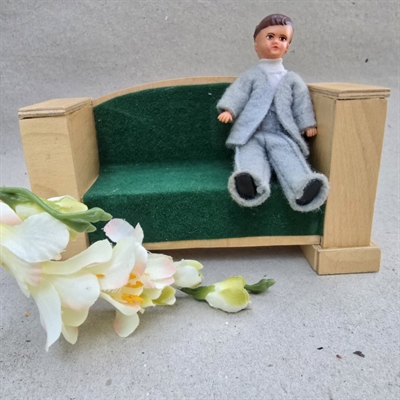 naturtræ-sofa-grøn-polstring-gammel-dukkehussofa-indretning