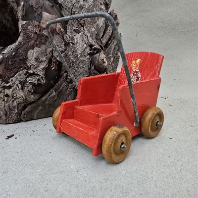 klapvogn-roed-traevogn-naturtraehjel-metal-boejle-gammelt-dukke-legetoej
