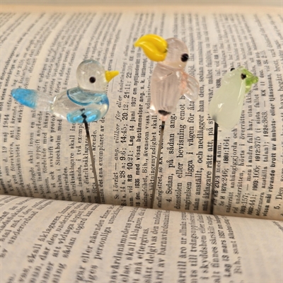 klare-glas-fugle-nipsenåle-turkis-rosa-mælkehvid-gamle-samlerobjekter