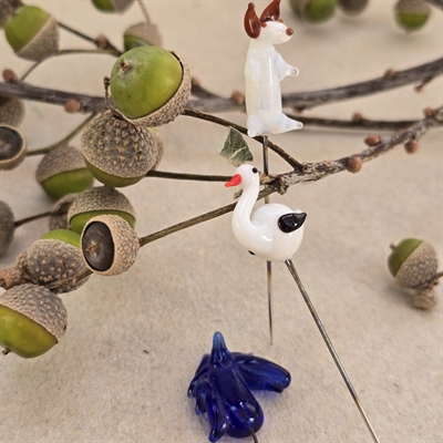 hvid-svane-blaat-hestehoved-hvid-brun-hund-gamle-glasnipsenåle-samlerobjekt