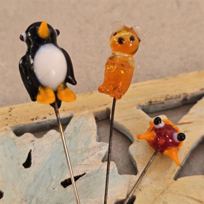 sort-hvid-pingvin-orange-hund-roedt-hoved-orange-rottehaler-glas-nipsenaele-gamle