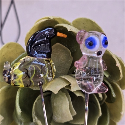 gul-sort-fugl-orange-naeb-klart-glasbjoern-blaa-oejne-lilla-poter-oere-gamle-glas-samler-nipsenaele